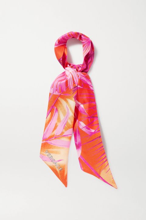 絲巾魔法 夏日穿搭從簡約到個(gè)性的18款夢幻精品推薦